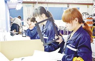 位于漯河市的河南源德福(聯(lián)想)科技產(chǎn)業(yè)園總投資12億元,主要產(chǎn)品為筆記本電腦精密零部件,產(chǎn)品銷往聯(lián)想集團(tuán)全球供應(yīng)鏈。目前,該產(chǎn)業(yè)園模具、注塑、五金沖壓、陽(yáng)極盒、噴涂等7個(gè)車間相繼投入生產(chǎn),今年前三個(gè)月實(shí)現(xiàn)產(chǎn)值1.2億元。圖為日前該產(chǎn)業(yè)園工人正在生產(chǎn)筆記本?